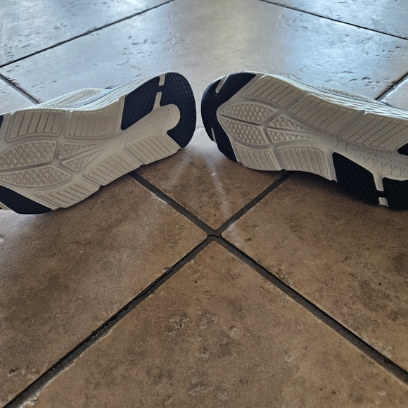 Skechers Performance Slip Ins with Air Cooled Memory Foam Size 6.5 White and Bl - Picture 7 of 9